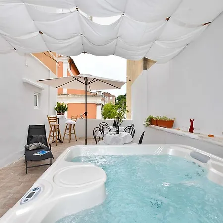 Old Town Jacuzzi Guest house