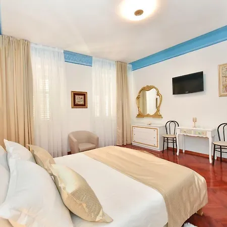 Old Town Jacuzzi 4*