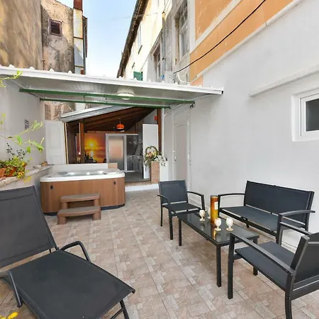 Guest house Old Town Jacuzzi 4*